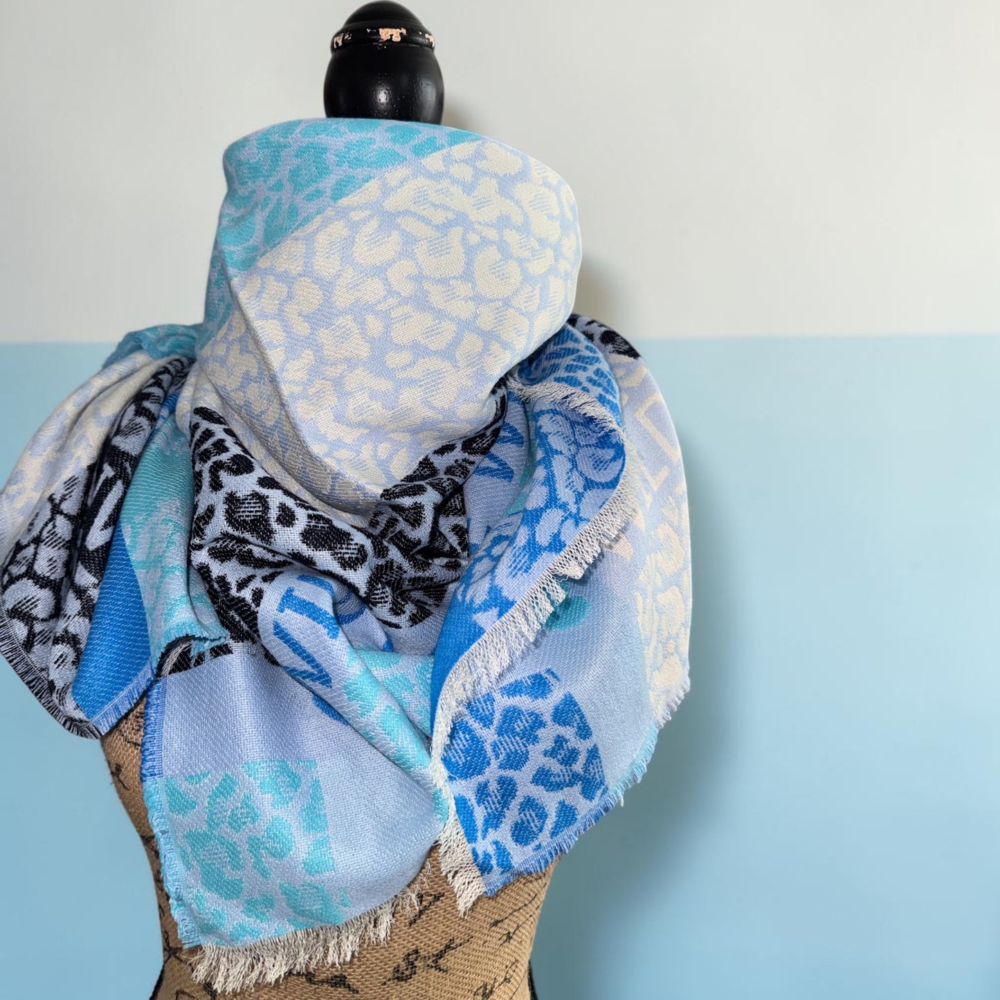 XXL Schal „Blue Leo Love“, 100 % Viskose