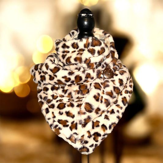 Kuschel-Plüschdreieckstuch mit Knopf