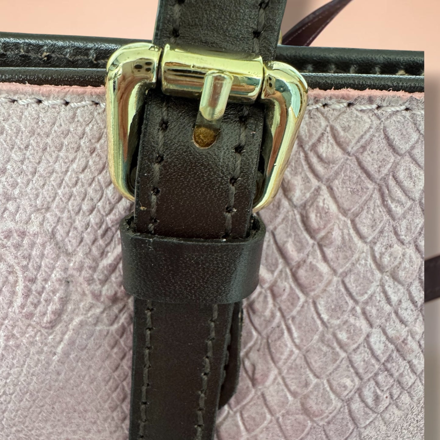 Tasche mit geprägtem Reptil-Look in Leder